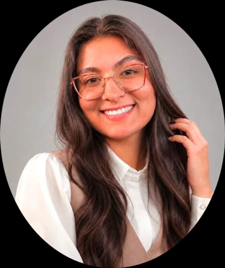 Retrato da psicóloga Thayrra Andrese sorrindo